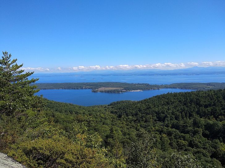 A photo of the Lake Champlain Valley from Rattlesnake Mountain, NY. Source: Annacecchini, https://commons.wikimedia.org/wiki/File:Lake_Champlain_Valley.jpg