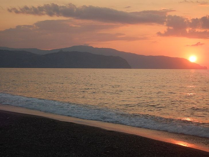 Sunset at Marchesana beach behind Tindari cape and Calavà Cape at Terme Vigliatore, Sicily. Source: https://commons.wikimedia.org/wiki/File:Merchesana_beach_in_Terme_Vigliatore,_Sicily.JPG