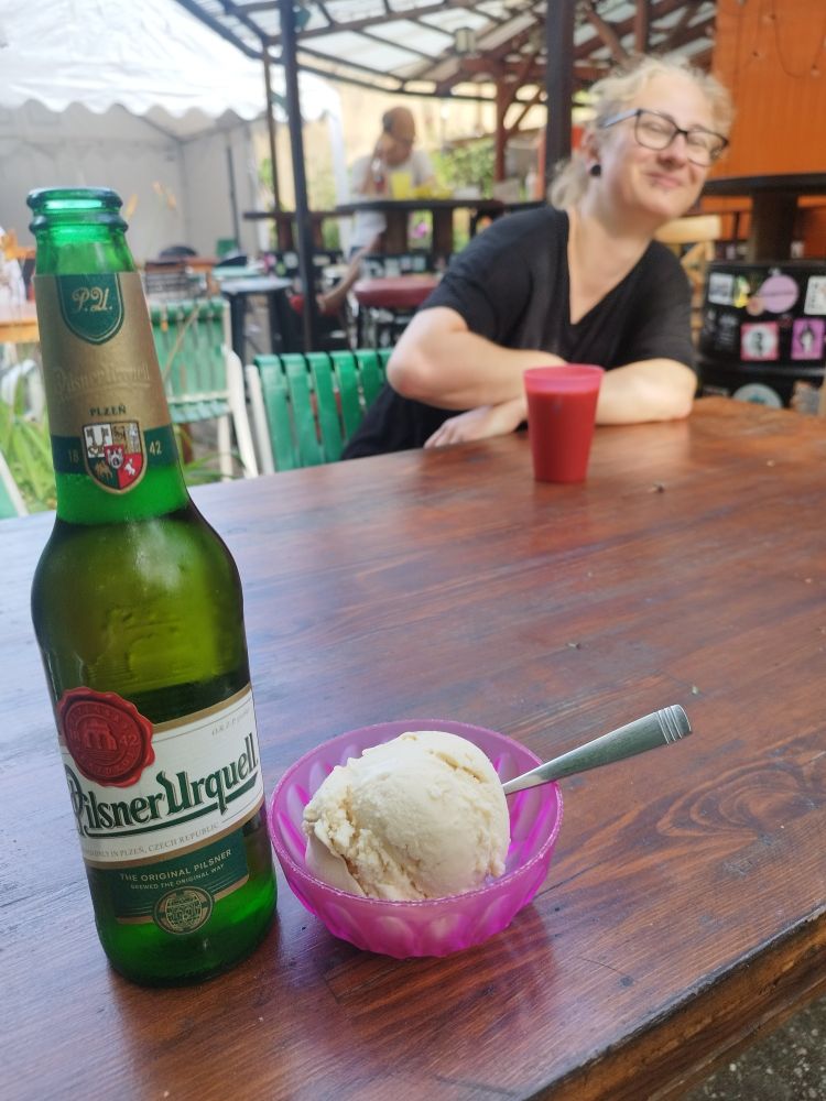 Ein Bier und ein Eis daneben