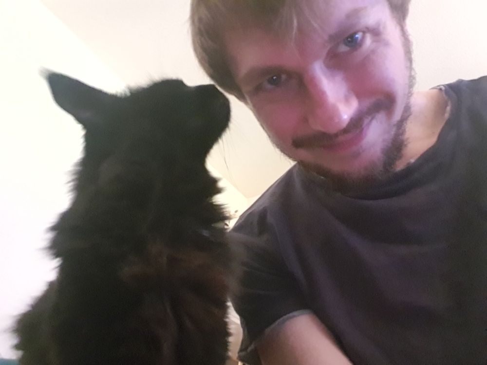 Photo de Senji et moi où l'on voit Senji renifler mes cheveux tandis que je souris.