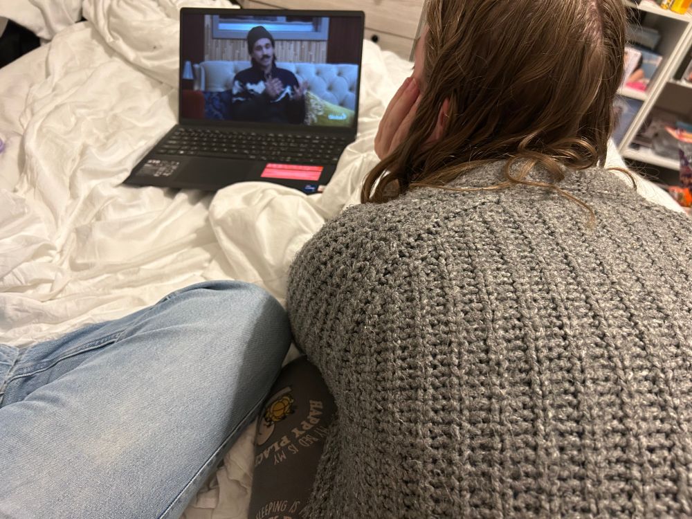 My roommate leaning RIGHT up to my computer as Vince fumbles through his answer on the bb27 finale