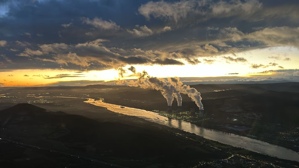 Centrale nucléaire au coucher de soleil