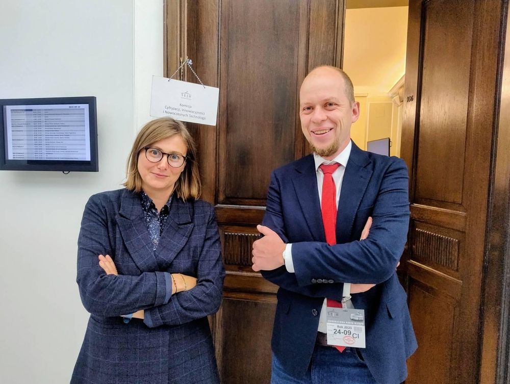 Zdjęcie: Dorota Głowacka i Wojciech Klicki przed wejściem na posiedzenie Komisji Cyfryzacji i Nowych Technologii