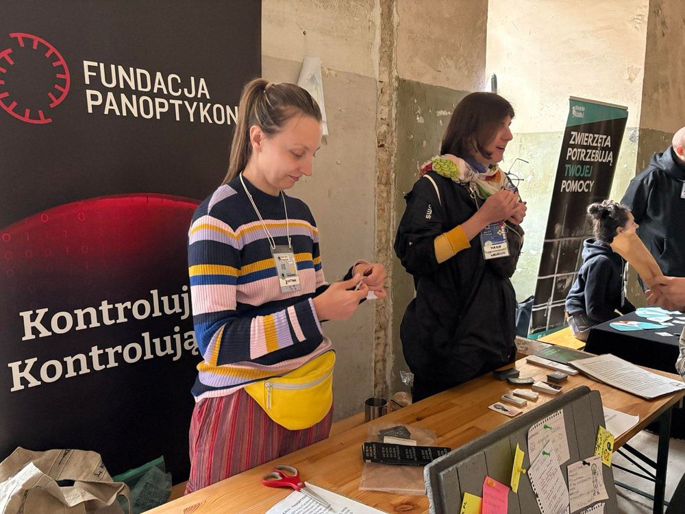 Dwie osoby przy stoisku Fundacji Panoptykon.