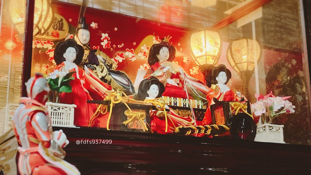 雛人形を見つめるメビウスたち。