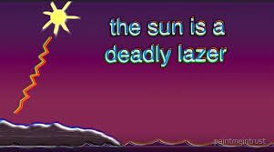 Vor einem rot-violetten Hintergrund steht in türkisfarbener 3D-Schrift „the sun is a deadly laser“. Oben links ist eine kindlich gemalte Sonne zu sehen, von der aus ein gezackter Strahl nach unten geht. Der Strahl scheint auf ein schemenhaftes Stück Land, daneben sind die Wellen eines Gewässers angedeutet. 