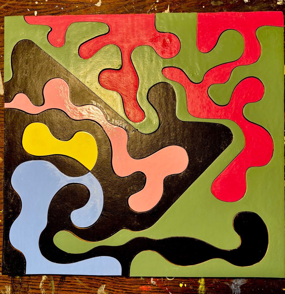 now the middle piece is painted in green, black, red, yellow, powder blue and pink. everything moves in relation in a way that is much easier to follow. fascinating!