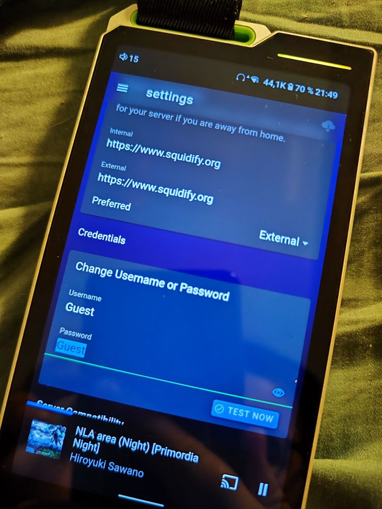 Photo d'un baladeur audio. Il affiche une page de configuration de substreamer.
Le serveur est HTTPS://www.squidify.org
L'username est Guest.
Le mot de passe est Guest