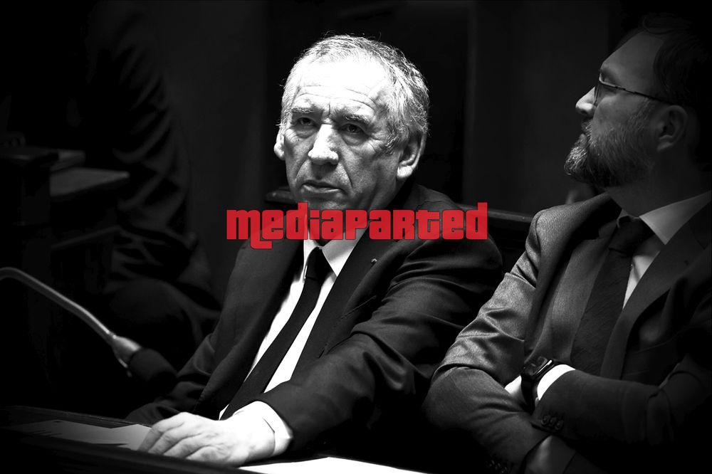 Photo de Bayrou en noir et blanc.
Le mot "mediaparted" est au milieu de la photo stylisé à la GTA