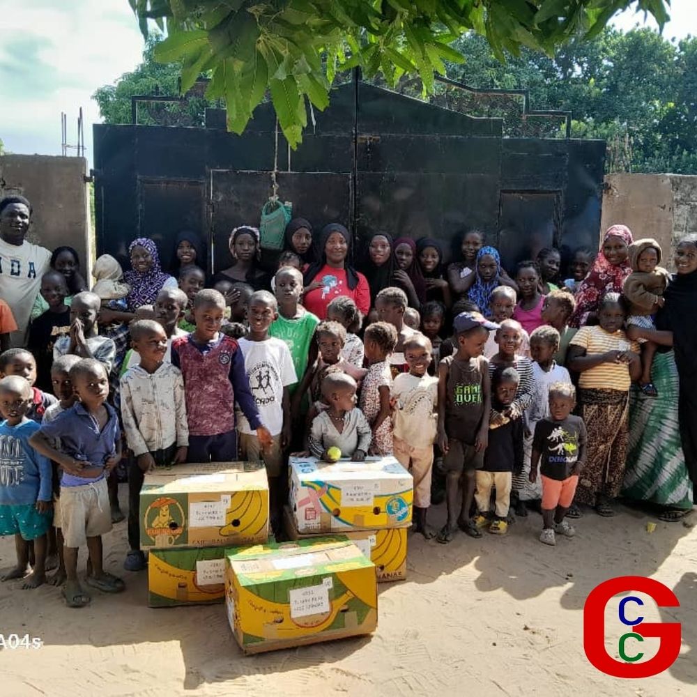 Groep kinderen bij bananendozen. Ze wachten tot de inhoud uitgedeeld wordt