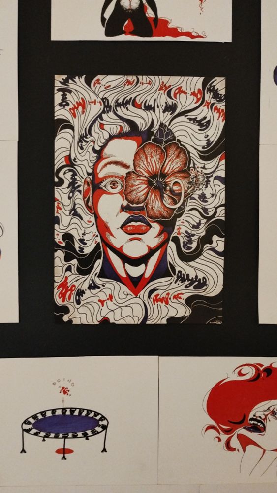 Um recorte da série na imagem central de uma mulher de olhos arregalados e rodeada de seus cabelos com um hibisco florindo de seu olho esquerdo.

A cut from the series in the central image of a wide-eyed woman surrounded by her hair with a hibiscus blooming from her left eye.