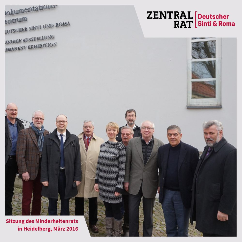 Gruppenfoto einer Arbeitsgruppe vor einem Gebäude