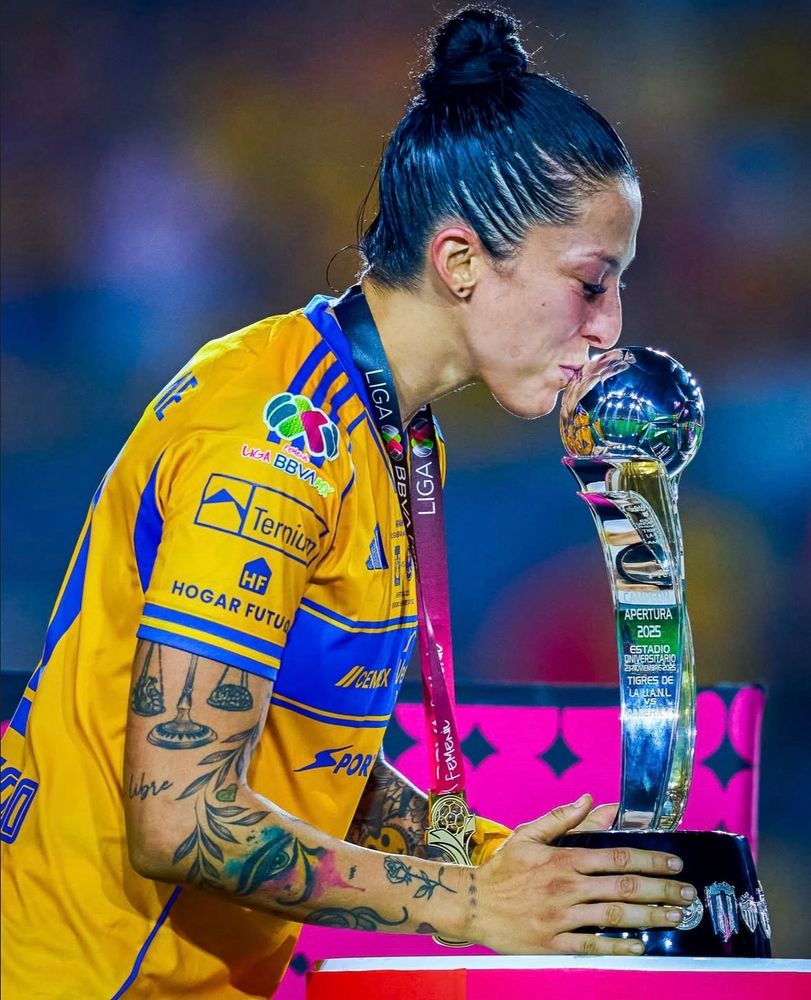 Jenni gives the Liga MX trophy a kiss