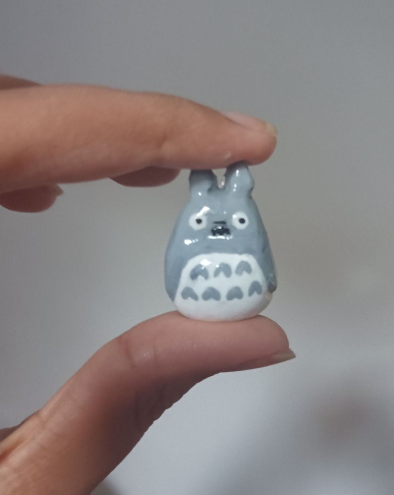 Uma miniatura do personagem Totoro, do Studio Ghibli, feita em biscuit