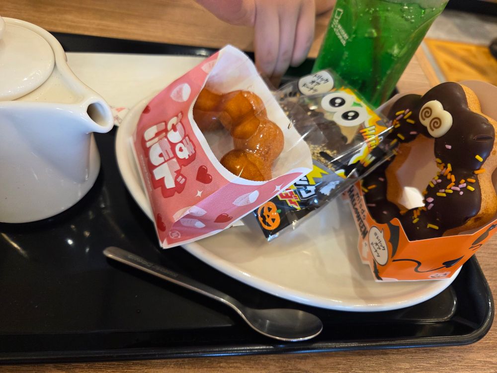 ミスドのドーナツ3個、メロンソーダ、ホットティーのポット