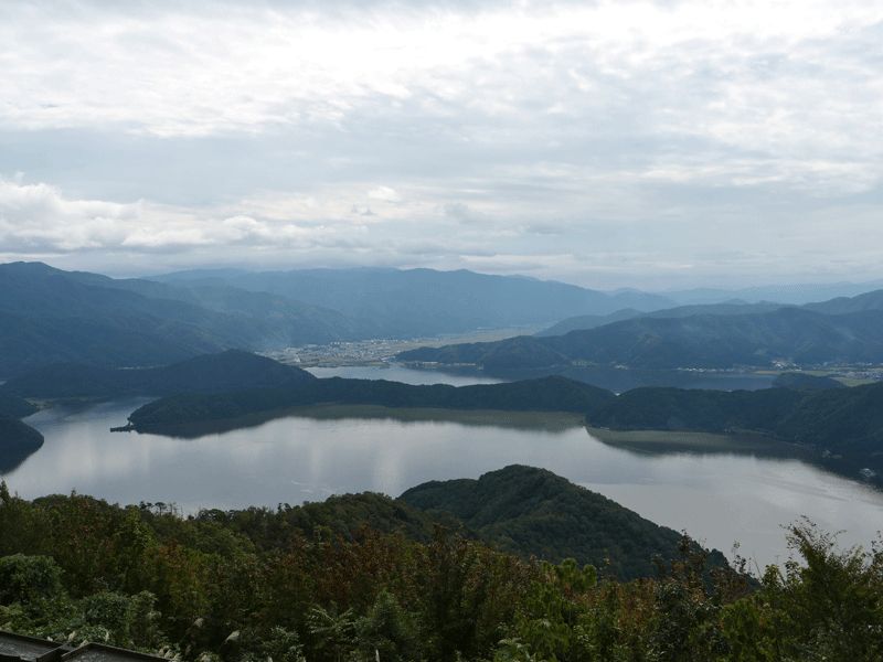 レインボーラインの展望台から。手前が水月湖かなー
深さ34mあるらしい