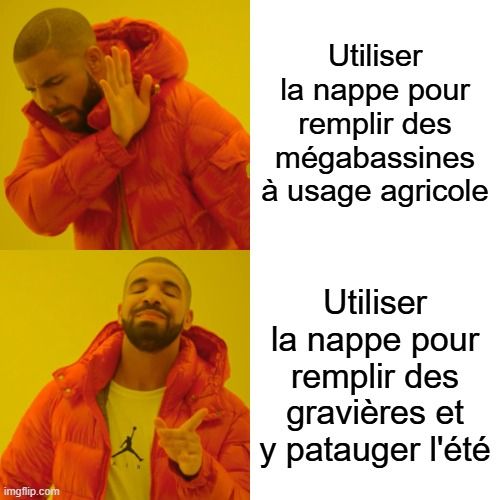 L'image est un mème en deux parties basé sur une photo d'un homme portant une veste orange. Dans la première partie, il repousse quelque chose avec ses mains, avec le texte en français : "Utiliser la nappe pour remplir des mégabassines à usage agricole". Dans la deuxième partie, il pointe vers l'avant avec un sourire, avec le texte : "Utiliser la nappe pour remplir des gravières et y patauger l'été". Le mème semble opposer l'utilisation pratique de l'eau souterraine pour l'agriculture à une utilisation plus récréative et légère pour les gravières (carrières remplies d'eau) en été.