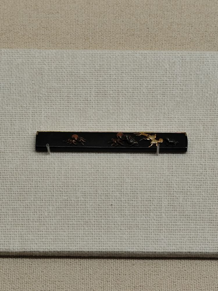 刀装具
中央でタコとカエルが相撲を取り、エビが行司をしている。左右にタコとカエルが1匹ずつ応援している