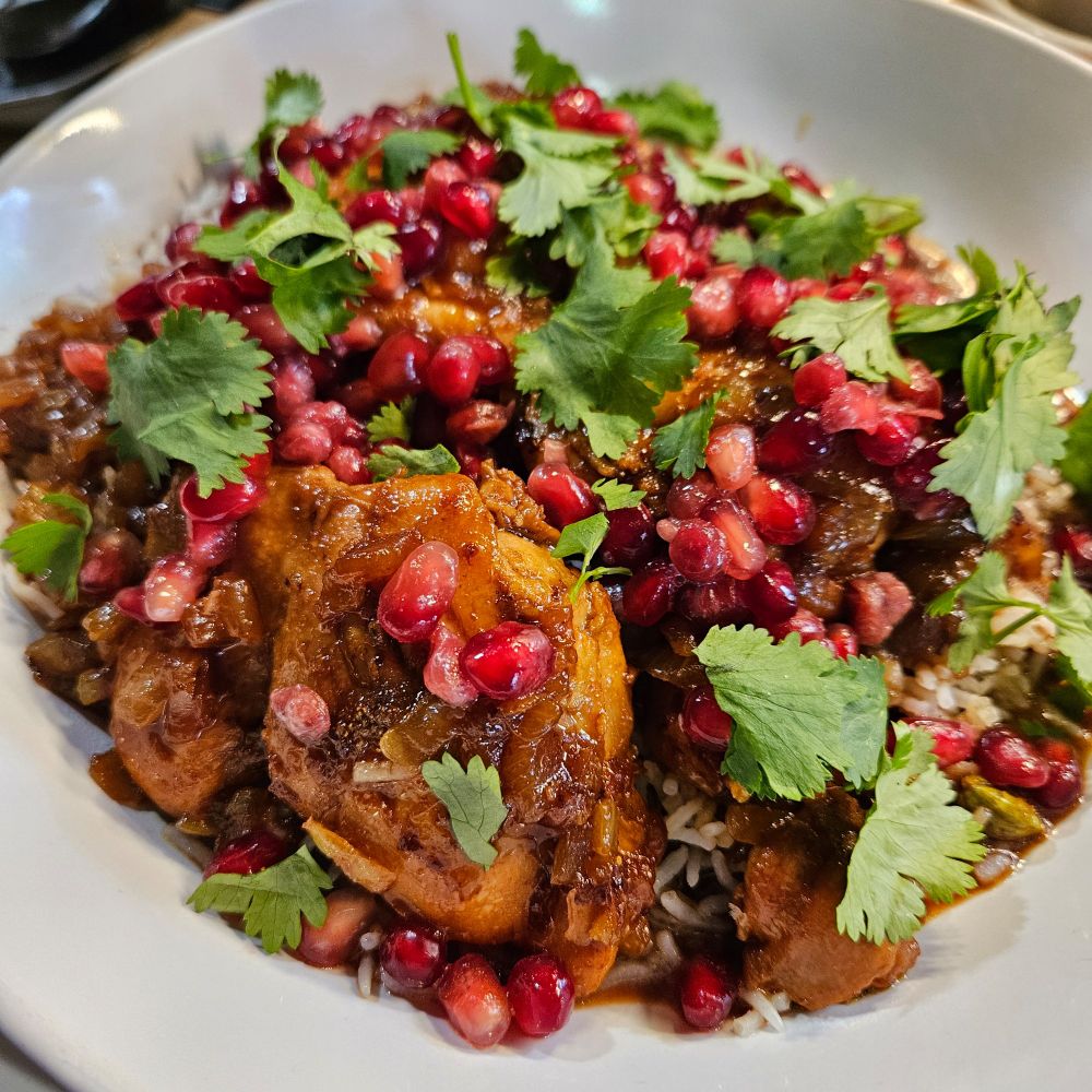 Aaand im back to cooking
Tonight's dinner: Qurme Anar (Chicken and Pomegranate Stew) over Challow (Basmati Rice) from the cookbook The Best of Afghan Cooking by Zarghuna Stanizai Adel #hungrybear #bearsinthekitchen #cookingaroundtheworld #cookingwithbears #afghanistan🇦🇫 