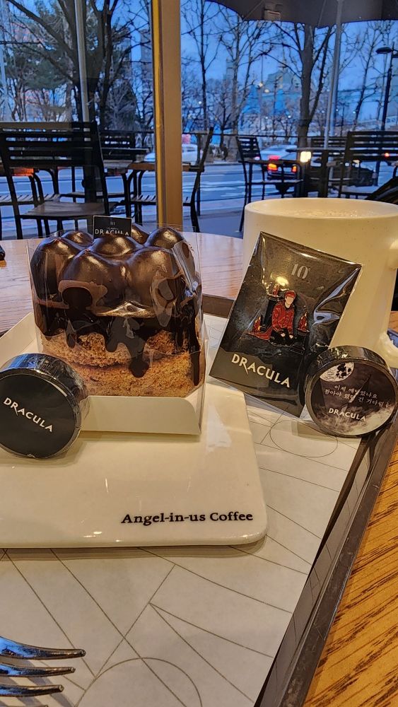 사진: 엔제리너스 밀크티와 드라큘라 캐슬 케이크. 또한, 시아준수 뮤지컬 <드라큘라> 배지하고 가사 매스킹테이프. 끝