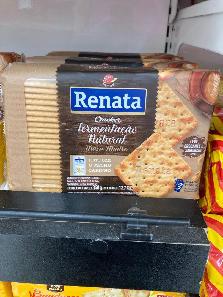 pacote de bolacha cream cracker da marca Renata com a informação centralizada e em destaque “fermentação natural” “massa madre” 