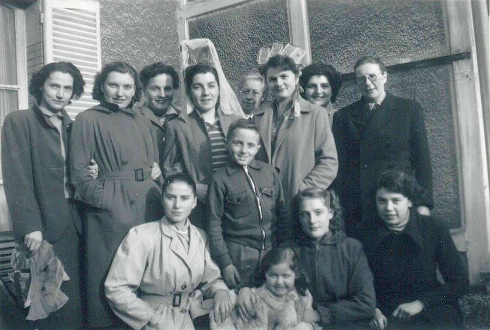 Photo en noir et blanc d'un groupe de femmes dont deux portent une coiffe de Catherinette