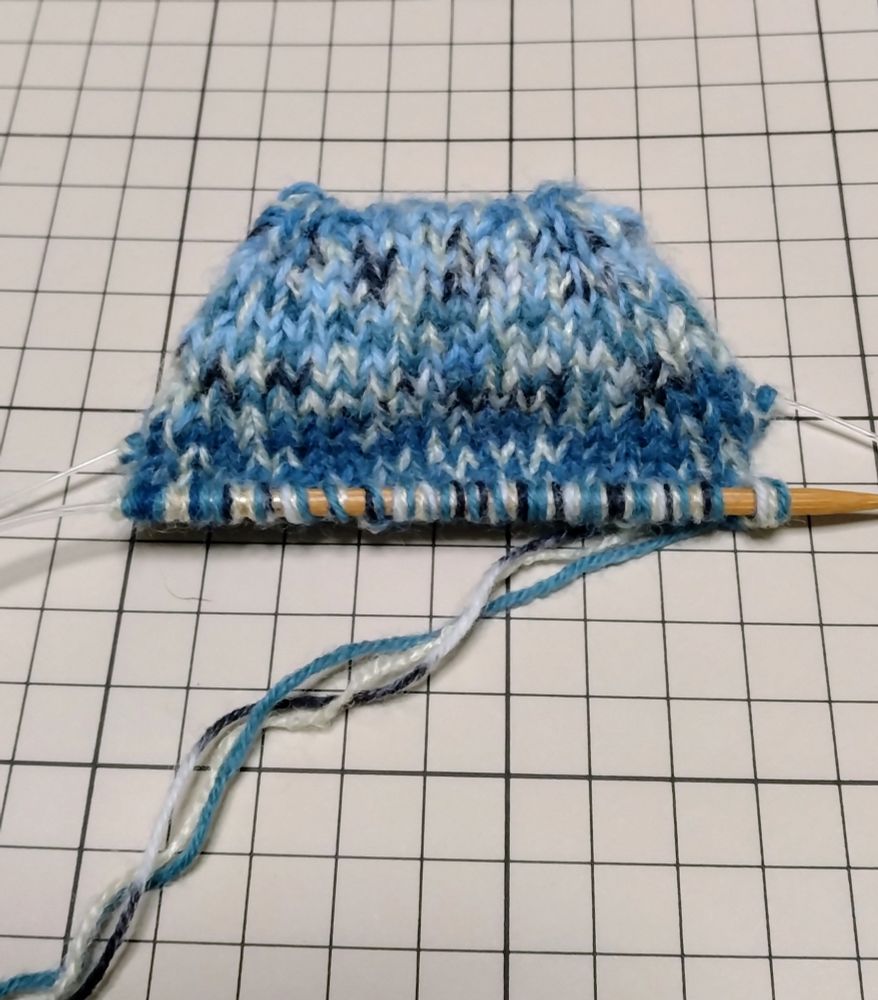 青系の段染めにした毛糸で靴下のつま先を18段編んだ状態