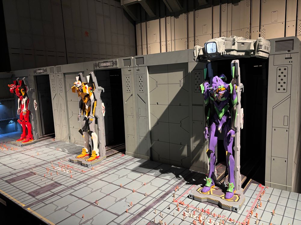 Evangelionit hangaarissa. 