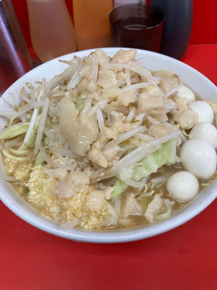 ラーメン二郎仙台店
小麺少なめ+うずらの卵、ニンニクアブラ
開店11:30の45分前に到着、前に6人ファーストロット入り
店によって麺量に差がありますがここは麺少なめでちょうどよさげ。乳化スープにシャキ野菜とうずらの卵がいいアクセント
次来たら汁なしを頼もうと思います