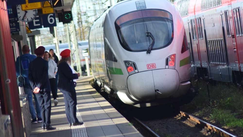 Bahnchef verspricht für 2025 mehr Pünktlichkeit