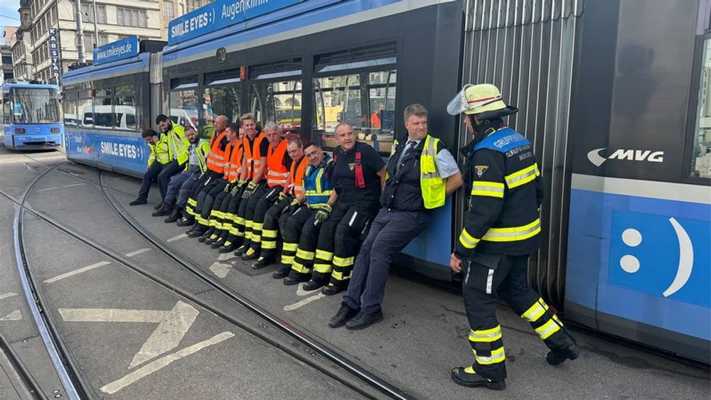 Defekte Tram entgleist bei Abschleppvorgang