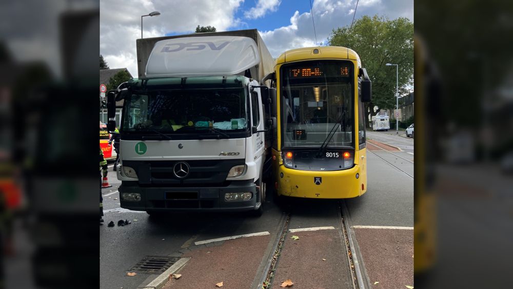 Lkw stößt mit Straßenbahn zusammen – zwei Menschen verletzt