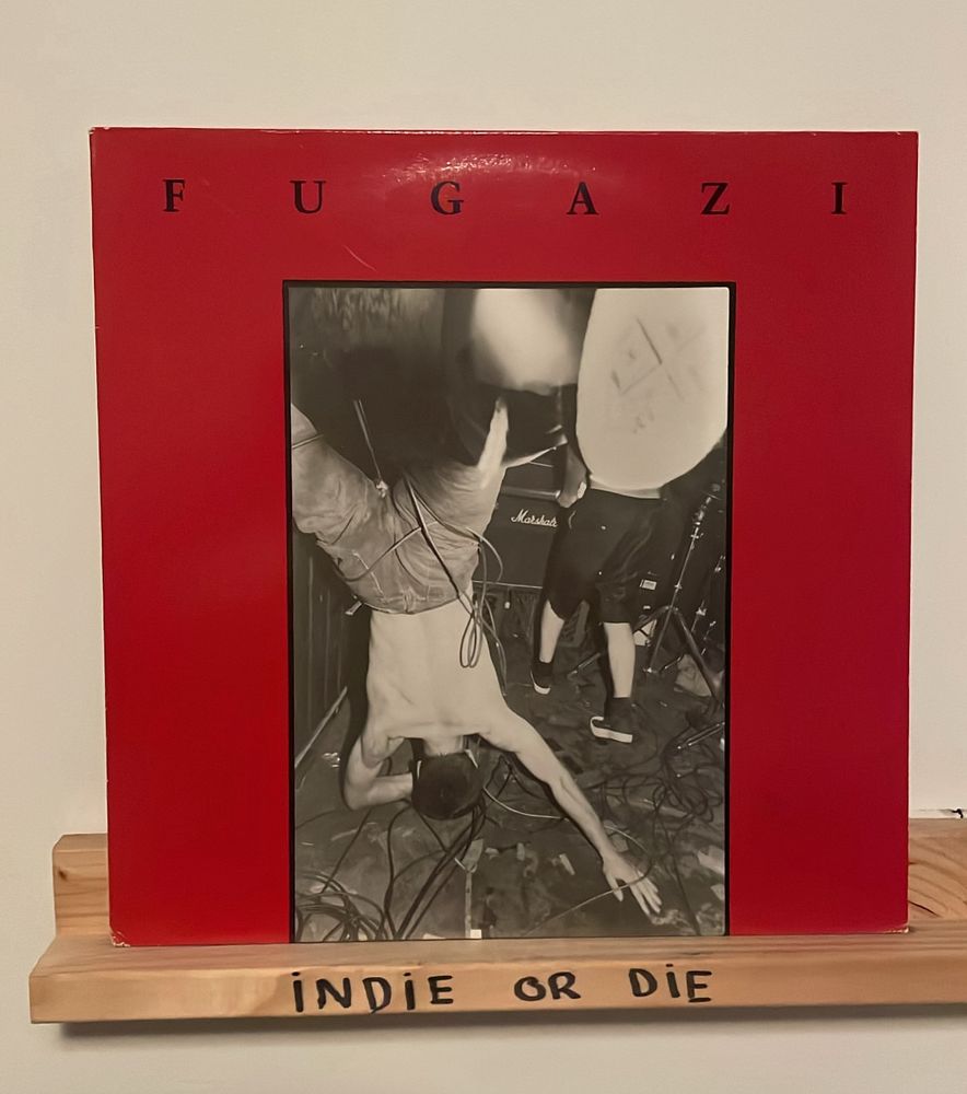 Pochette du vinyle posée sur un présentoir où il est écrit "indie or die"