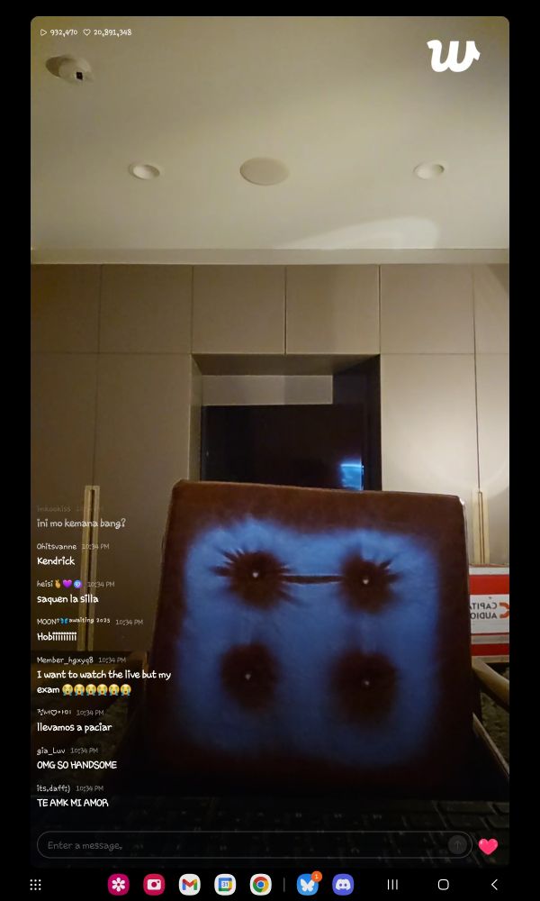 Screenshot from weverse live showing an empty chair.