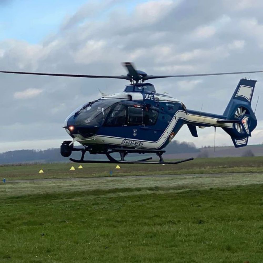 Var : un jeune homme pointe un laser sur l’hélicoptère des gendarmes, ils se posent et débarquent chez lui