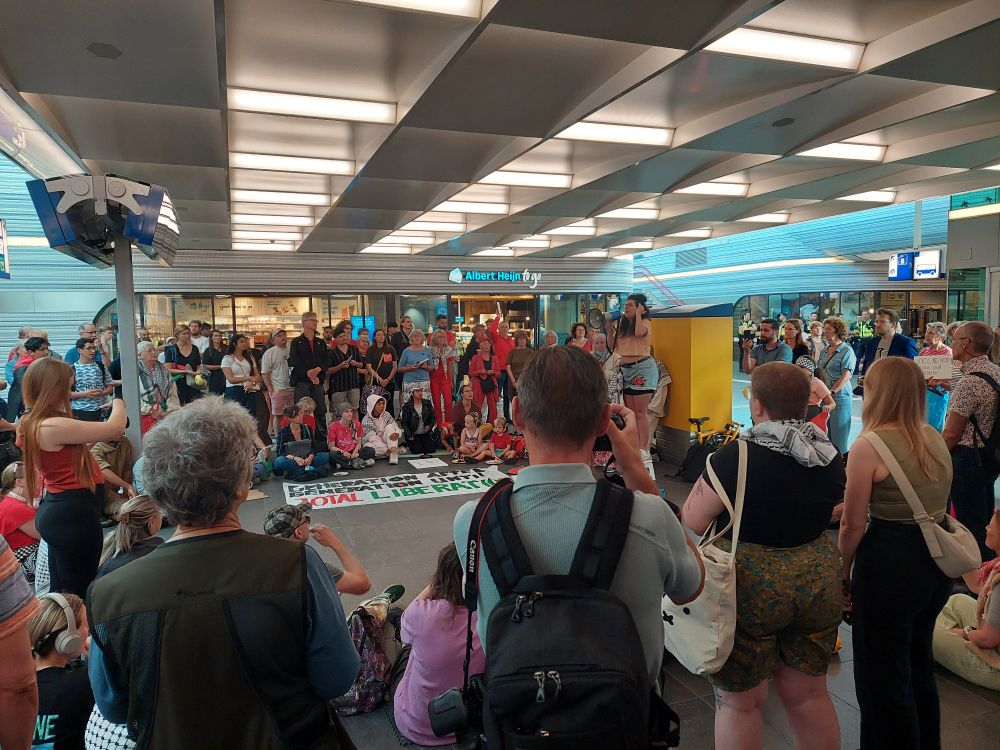 Lawaai protest voor Gaza op station Zwolle 