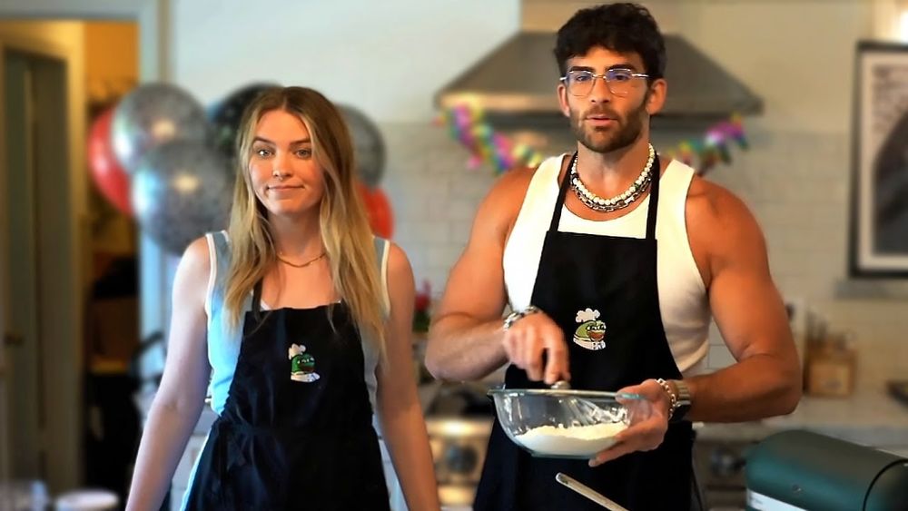 트위치 스트리머 하산 파이커와 큐티신데렐라가 큐티신데렐라의 주방에 서있다 