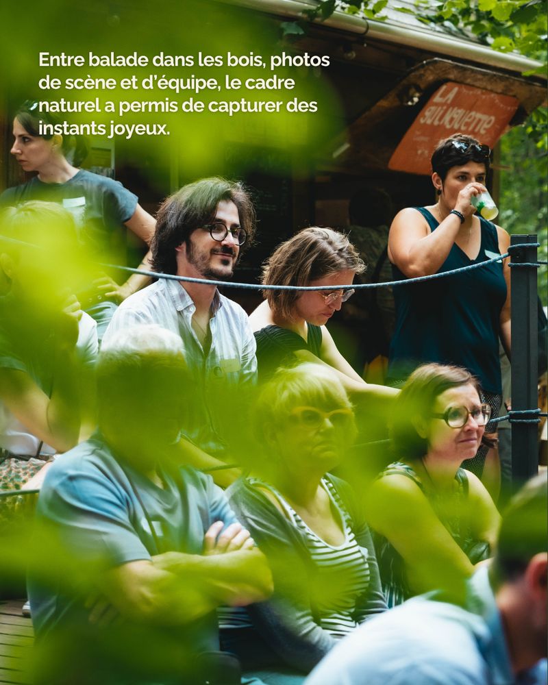 entre balade dans les bois, photos de scène et d'équipe, le cadre naturel a permis de capturer des instants joyeux. Ici le public à travers le feuillage flou