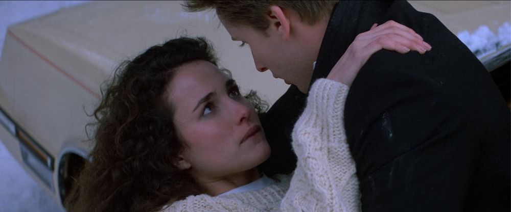 Andie Macdowell olhando pro Emilio Estevez e mordendo o lábio em St Elmo's Fire