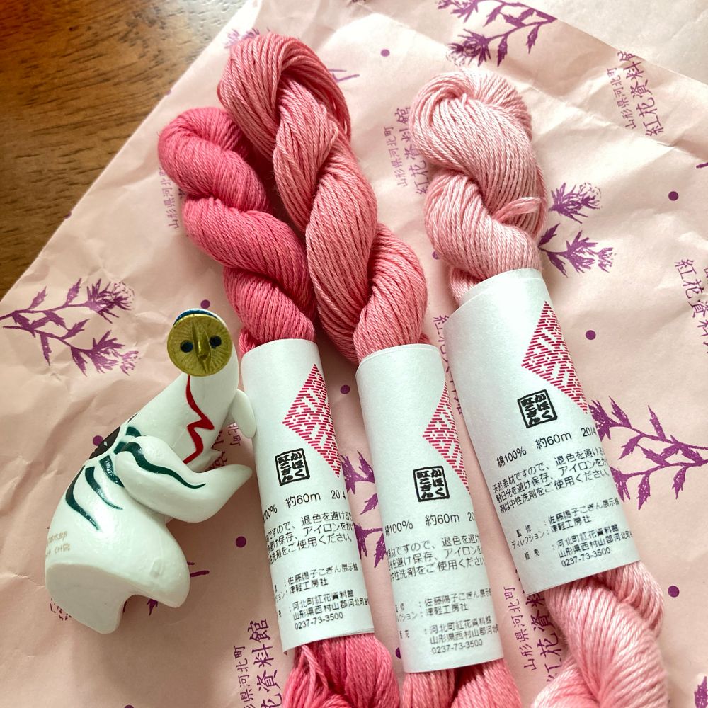 紅花染めのかほく紅こぎん刺子糸三束
濃い目のピンクから薄色ピンクへの濃淡で三色60m900円
この日は在庫が多めだったがほとんどない日もけっこうあるという噂（こぎん糸は売り切れていた）運が良かったか