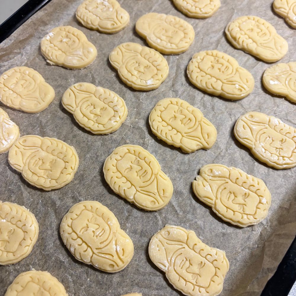 バッハ型で抜いたクッキー生地が並んでいる
これから180度で焼かれるところ