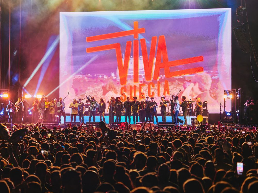 Viva Suecia en su concierto de décimo aniversario en el WARMUp 2024 en Murcia. Todos los colaboradores y amigos sobre el escenario saludando al final.