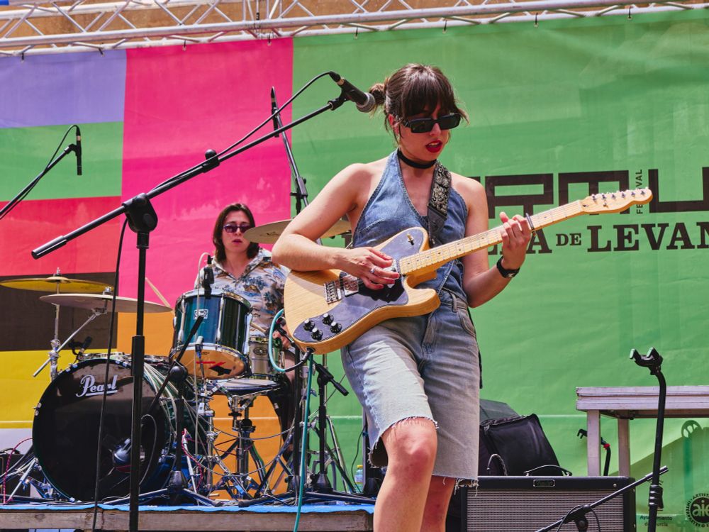 Repion tocando en la plaza de los apóstoles de Murcia a principios de mayo de 2024 a mediodía 
