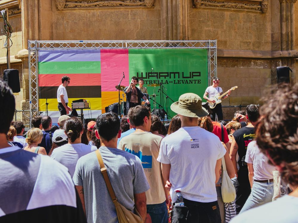 el último Vecino en el warmup festival de Murcia tocando en la plaza de oos apóstoles a mediodía.