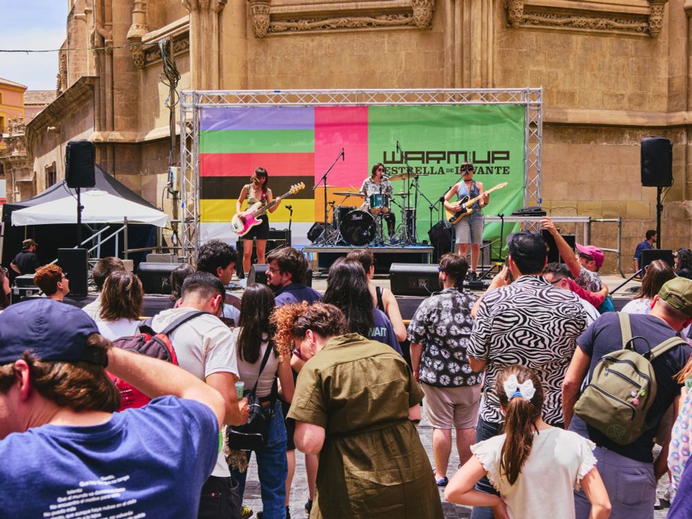 Repion tocando en la plaza de los apóstoles de Murcia a principios de mayo de 2024 a mediodía 