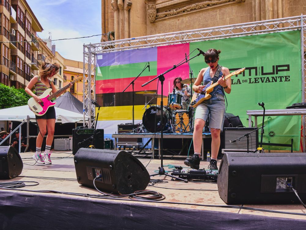 Repion tocando en la plaza de los apóstoles de Murcia a principios de mayo de 2024 a mediodía 