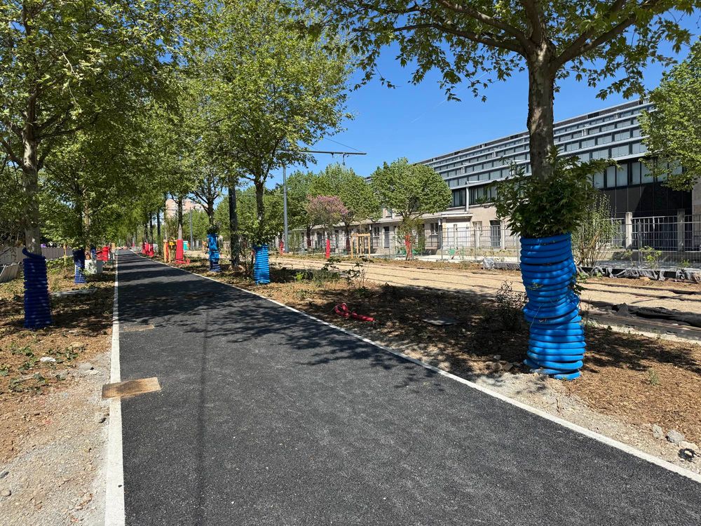 Piste cyclable Voie Lyonnaise 1 en travaux le long de la halle Tony garnier