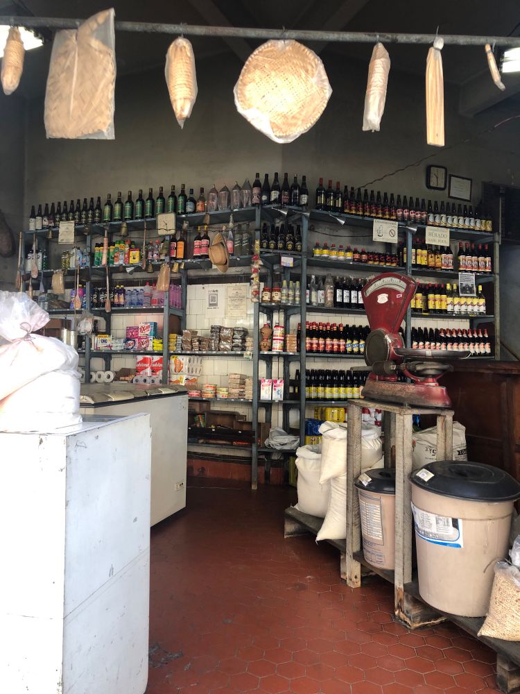 Uma típica mercearia do interior do Brasil. 