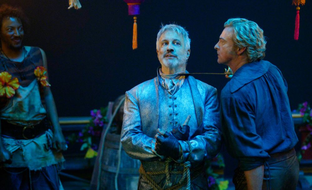 Screenshot from S2E6 of Stede holding his sword to Ned’s neck. Ned looks amused. Roach is visible to the side looking excited.