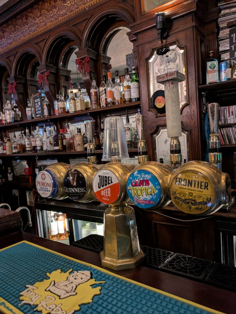 Grifos de cerveza del Pub The Ship, en Londres.
 